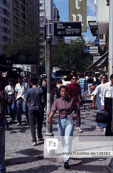 Gruppe von Menschen in der Stadtstraße  Sao Paolo  Brasilien