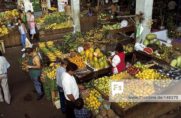 Menschenbei Obstmarkt  Kolumbien
