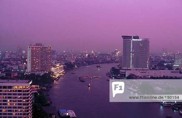 Erhöhte Ansicht der Boote im Fluss Menam Bangkok Thailand