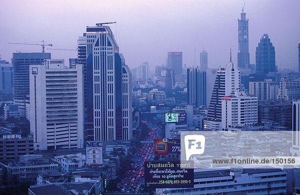 Erhöhte Ansicht des Verkehrs auf Straße in Stadt Sukhumvit Road Bangkok Thailand