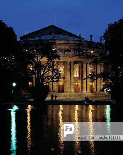 Theatergebäude beleuchtet nachts  Staatstheater von Württemberg  Baden-Wurttemberg  Deutschland