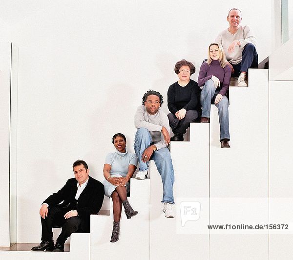 Multirassische Menschen auf der Treppe