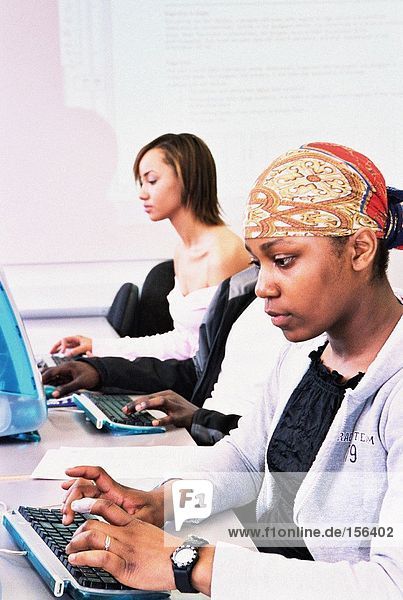 Studenten  die Computer benutzen