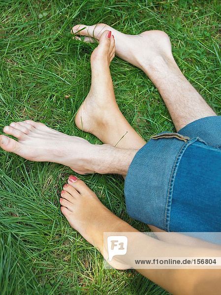 Junges Paar entspannt auf Rasen