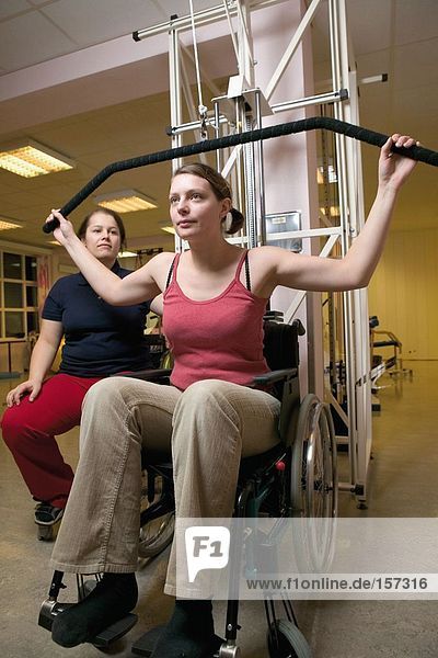 Behinderte Frau Gewichtheben