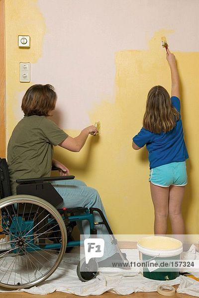 Behinderte Mutter und Tochter beim Dekorieren