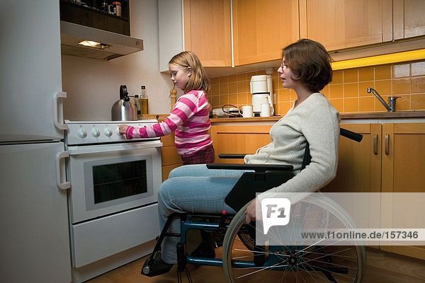 Behinderte Mutter und Tochter in der Küche