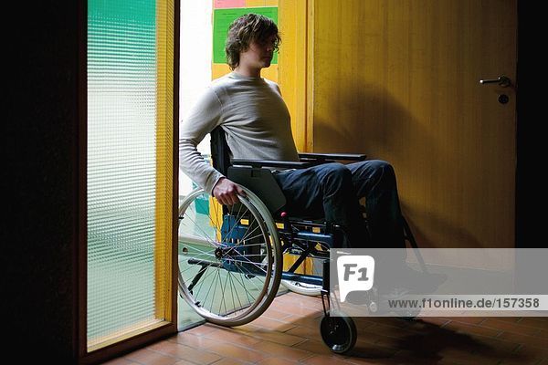 Behinderter Mann im Eingang