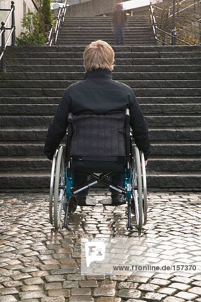 Behinderter Mann unten an der Treppe