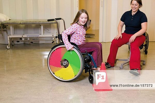 Mädchen lernen den Umgang mit dem Rollstuhl