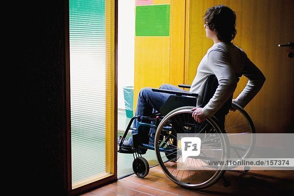 Behinderter Mann im Eingang