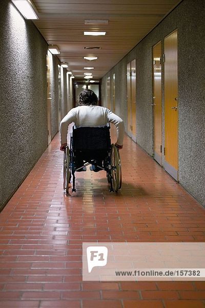 Behinderter Mann im Flur