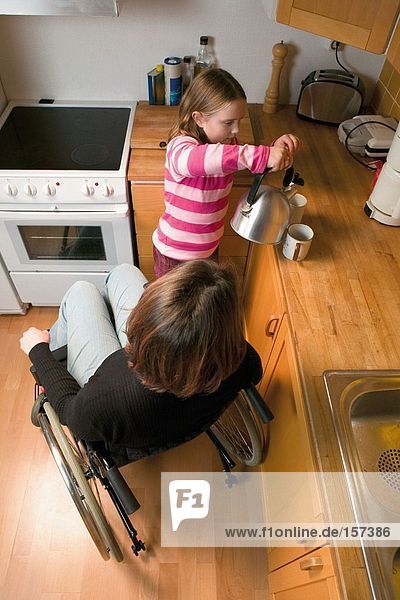 Behinderte Mutter und Tochter in der Küche