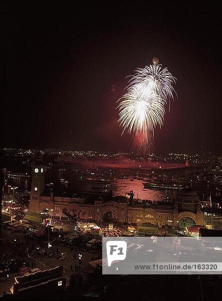 Fireworks in Stadt Himmel  Hamburg  Deutschland