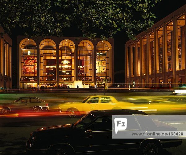 Autos vor Opera Gebäude  Lincoln Center  New York  USA