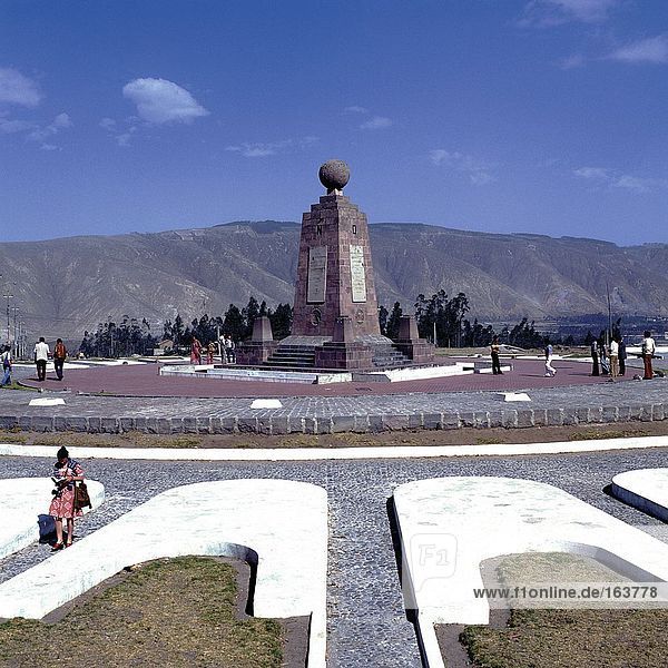Touristen am Monument  Mitad del Mundo  Quito  Provinz Pichincha