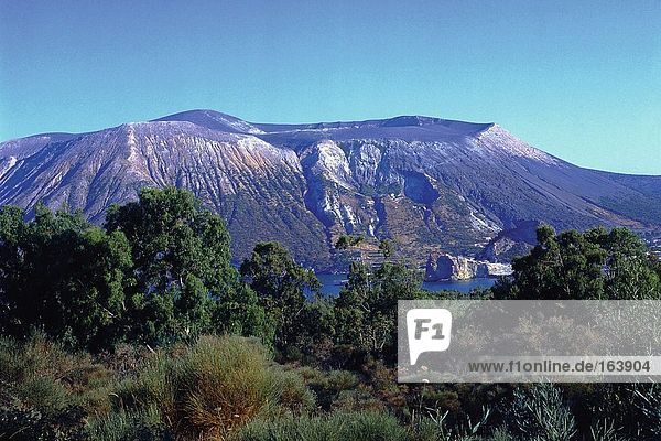 Bäume mit vulkanische Berg Äolischen Inseln Sizilien Italien