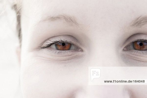 Augen der lächelnden Albino-Frau