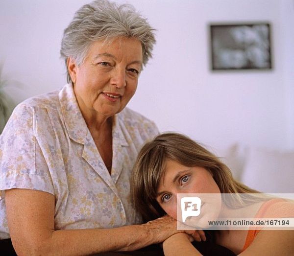 Seniorin sitzend mit Enkelin
