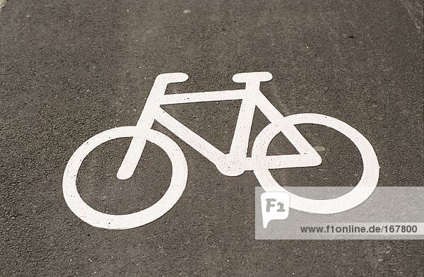 Erhöhte Ansicht von Fahrrad auf Straße gemalt