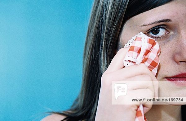 Frau wischt sich die Augen ab