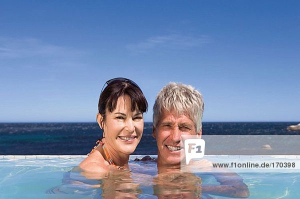 Erwachsenes Paar im Schwimmbad