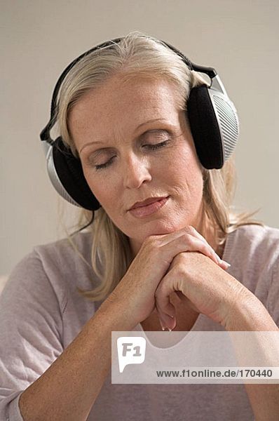 Reife Frau mit Kopfhörer