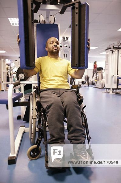 Behinderter Mann mit Fitnessgeräten
