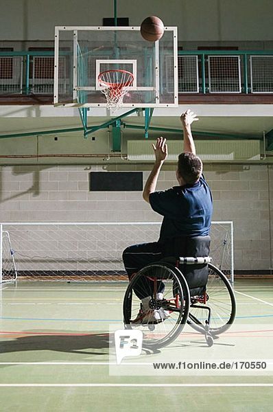 Behinderter Mann beim Basketballspielen
