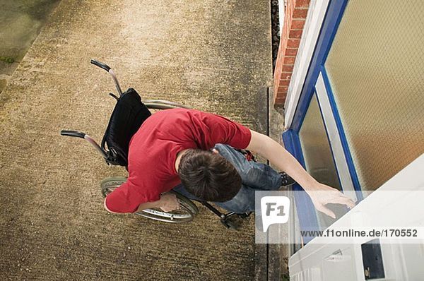 Behinderter Mann beim Öffnen der Haustür