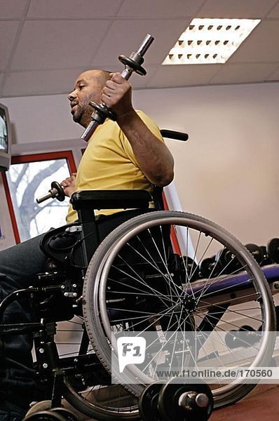 Behinderter Mann beim Heben von Gewichten