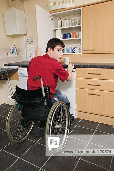 Behinderter Mann in seiner Küche