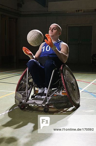 Quad-Rugbyspieler im Rollstuhl