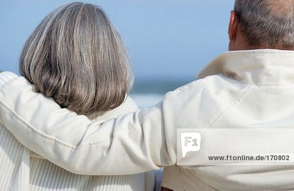 Senior Mann mit Arm um Senior Frau