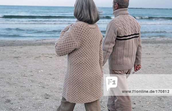 Seniorenpaar beim Spaziergang am Meer
