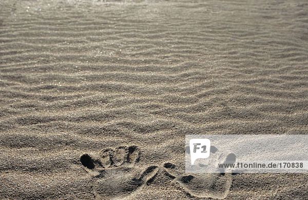 Handabdrücke im Sand