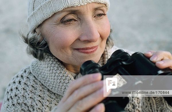 Seniorin mit Fernglas