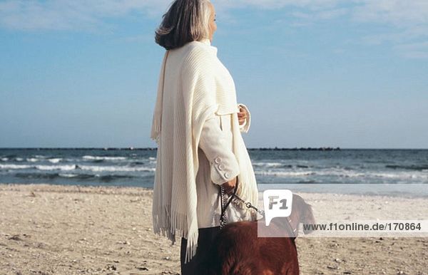 Seniorin Spaziergängerin am Strand