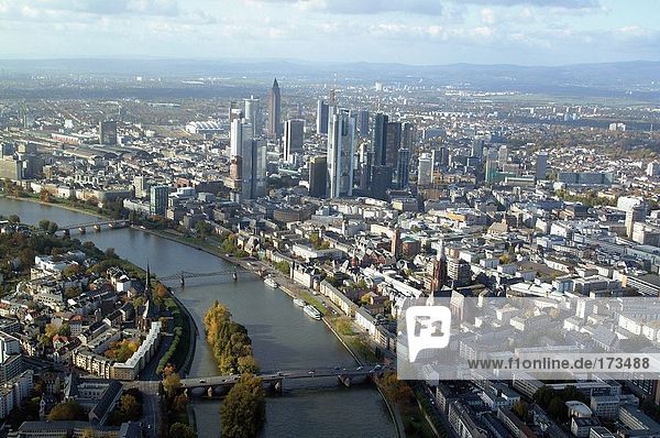 Luftbild von Gebäuden und River in Stadt  Main River  Frankfurt am Main  Hessen  Deutschland
