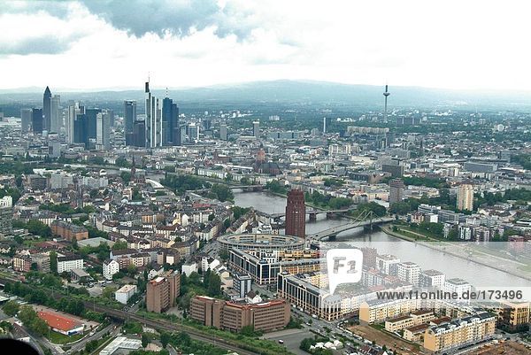 Luftbild von Gebäuden und River in Stadt  Main River  Frankfurt am Main  Hessen  Deutschland