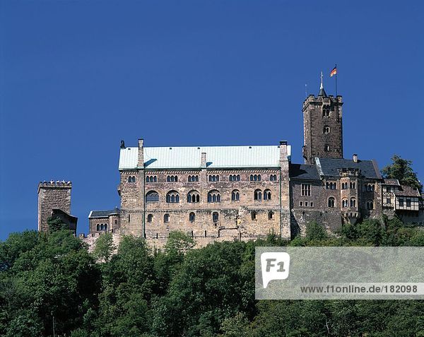 Burg auf Hügel gegen blauen Himmel  Wartburg Schloss  Thüringen  Deutschland