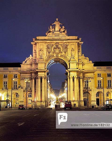 Alte Torbogen beleuchtet bei Nacht  Praca Do Comercio  Lissabon  Portugal