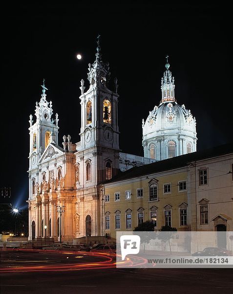 Kathedrale beleuchtet nachts  Lissabon  Portugal