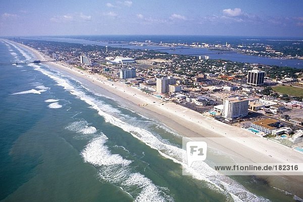 Erhöhte Ansicht der Stadt an Waterfront  Daytona Beach  Volusia County  Florida  USA