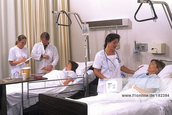 Krankenschwester examining Patienten im Krankenhaus