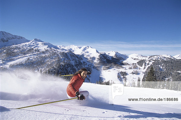 Frau beim Skifahren auf der Piste