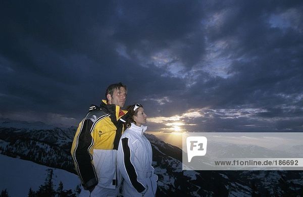 Paar auf dem Berg stehend