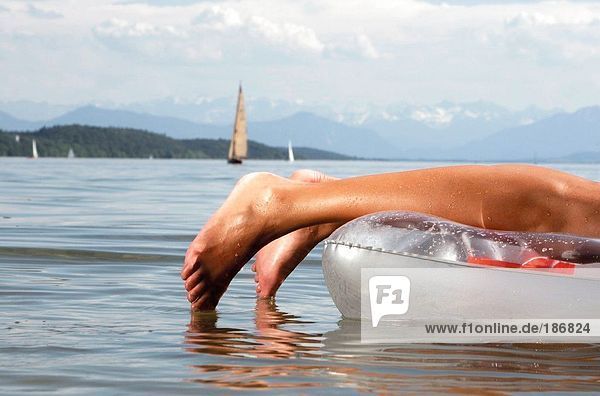 Frau auf Luftmatratze vorne liegend  Starnberger See