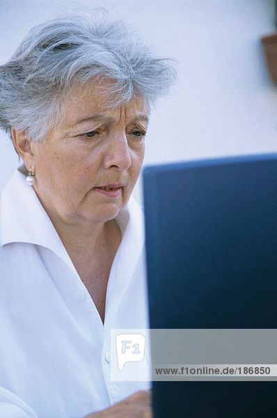 Senior Frau mit Laptop