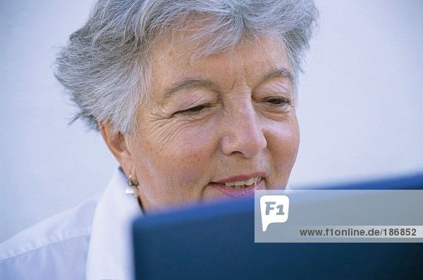 Senior Frau mit Laptop